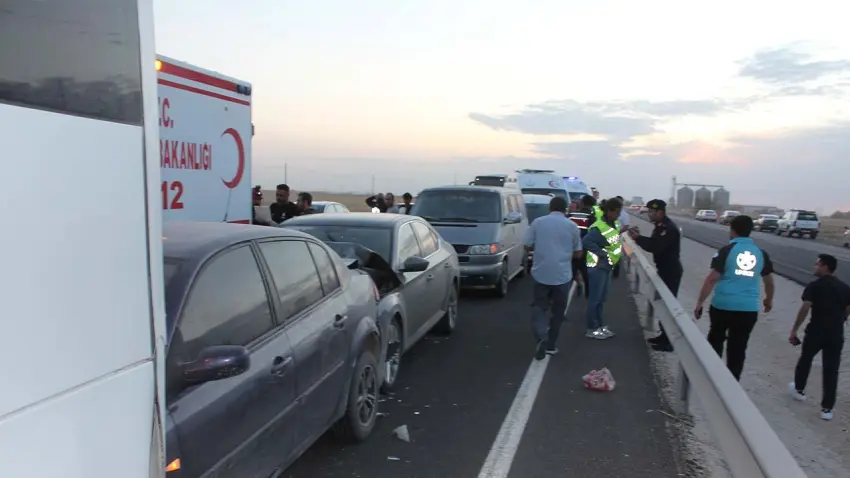 Aksaray'da kum fırtınası dehşeti: Görüş mesafesi sıfıra indi, 7 araç birbirine girdi  haberinin görseli