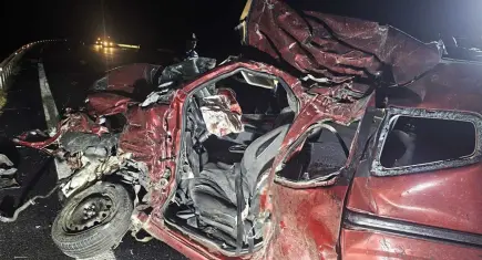 Aydın'da feci kaza: TIR İle çarpışan hafif ticari araçtaki 3 kişi hayatını kaybetti