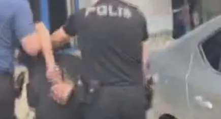 Bağcılar’da sokakta çıplak dolaşan kişi gözaltına alındı