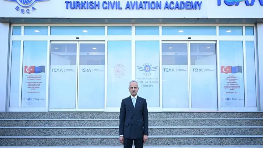 Bakan Uraloğlu açıkladı: Havacılıkta karbon emisyonunu azaltmak için yeni hedefler belirlendi haberinin görseli