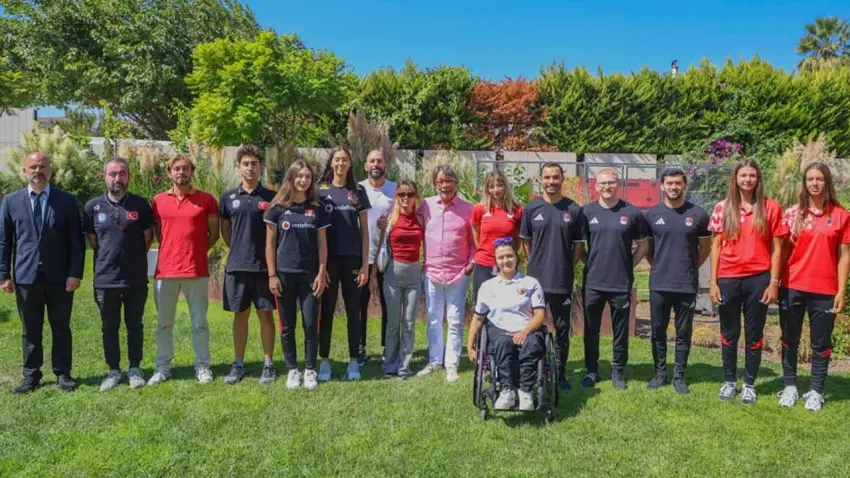 Göztepeli milli sporcular, Onursal Başkan Mehmet Sepil ile bir araya geldi haberinin görseli