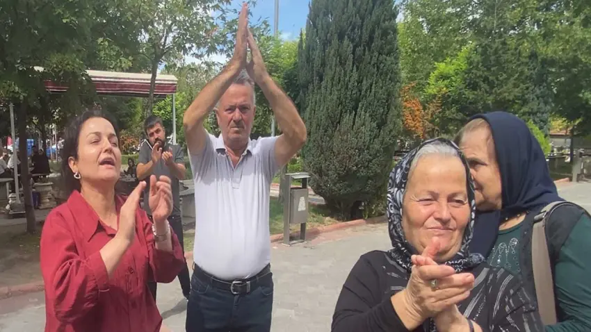 Isparta'da cinayet davasında karar: Oğullarının katiline verilen kararı, 'yaşasın adalet' diyerek alkışladılar haberinin görseli