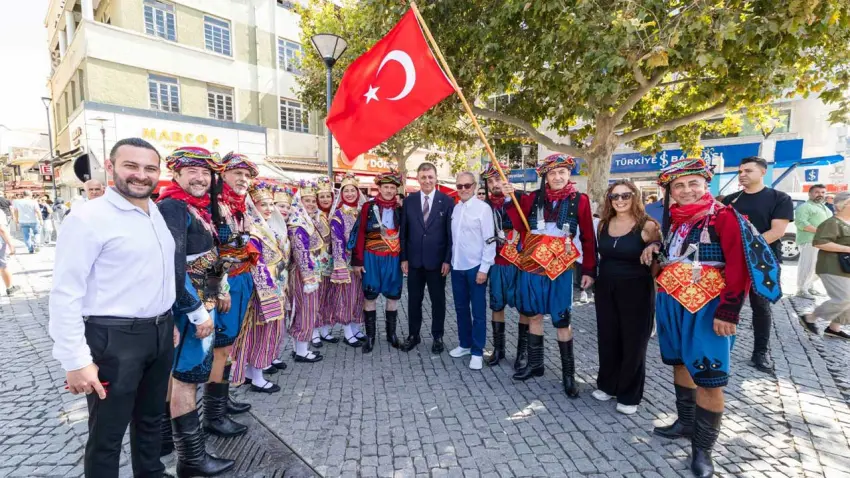 İzmir’de esnafın bayramı coşkuyla kutlandı haberinin görseli