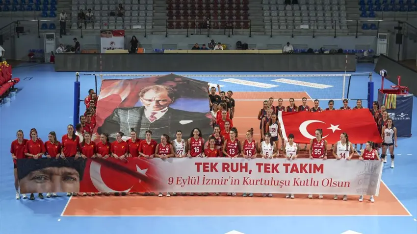 İzmir'in kadın voleybol takımları 9 Eylül için sahaya karma takımla çıktı haberinin görseli
