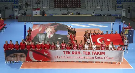 İzmir'in kadın voleybol takımları 9 Eylül için sahaya karma takımla çıktı