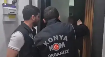 Konya'da silah kaçakçılığı operasyonu: Evlerden cephanelik çıktı