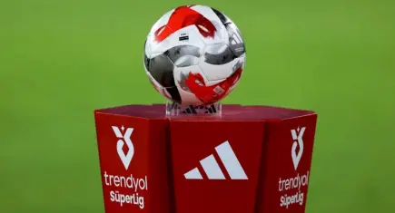 Süper Lig'de dört büyüklerin TFF kadro listeleri açıklandı: İşte Galatasaray, Fenerbahçe, Beşiktaş ve Trabzonspor kadroları