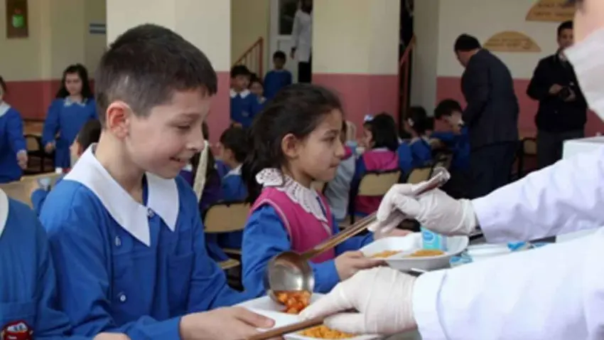 Ücretsiz okul yemeği için 140 bin imza: Öğrencilerin karnı zil çalmasın haberinin görseli