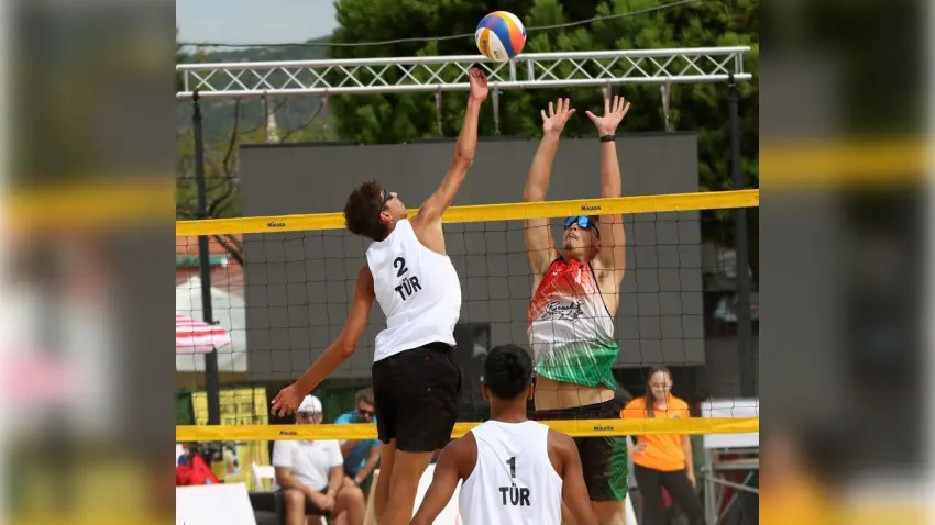 Foça’da 35 ülkeden genç sporcu şampiyonluk için sahada