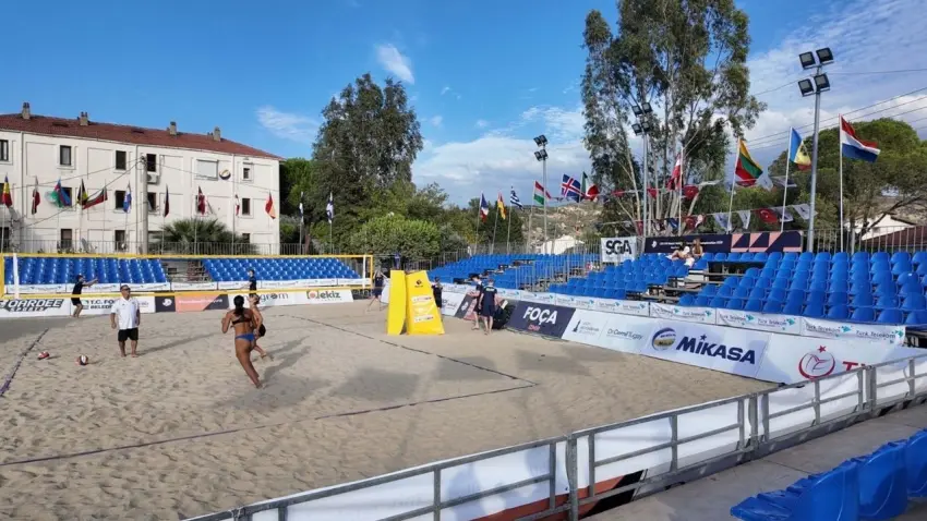 Foça’da Plaj Voleybolu şöleni başladı: Sporcular 20 Eylül’e kadar sahada! haberinin görseli