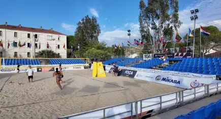 Foça’da Plaj Voleybolu şöleni başladı: Sporcular 20 Eylül’e kadar sahada!