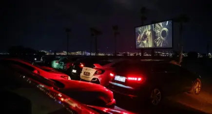 İnciraltı’nda nostalji gecesi: Sinema keyfi arabalara taşındı