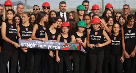 Karşıyaka’dan kız çocuklarına 4 ayda dev voleybol yatırımı
