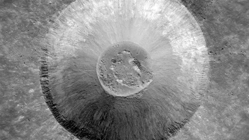 NASA duyurdu: Ay yüzeyinde 222 metrelik dev krater keşfedildi haberinin görseli