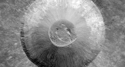 NASA duyurdu: Ay yüzeyinde 222 metrelik dev krater keşfedildi