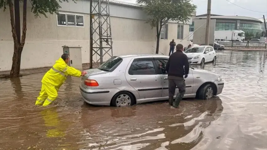 Uşak’ta sağanak ve dolu şoku: Yollar trafiğe kapandı! haberinin görseli