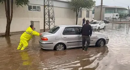 Uşak’ta sağanak ve dolu şoku: Yollar trafiğe kapandı!