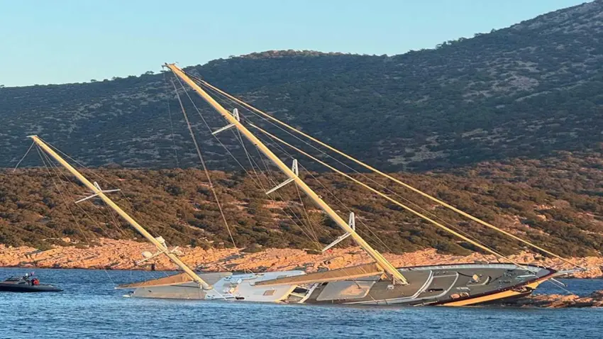 Bodrum'da facianın eşiğinden dönüldü:Kayalıklara çarpan teknedeki 7 kişi kurtarıldı haberinin görseli