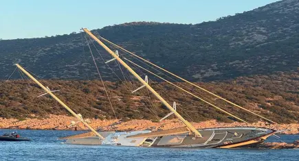 Bodrum'da facianın eşiğinden dönüldü:Kayalıklara çarpan teknedeki 7 kişi kurtarıldı
