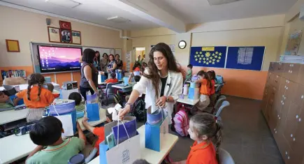 Çeşme’de minik öğrencilerin okul heyecanına belediyeden destek