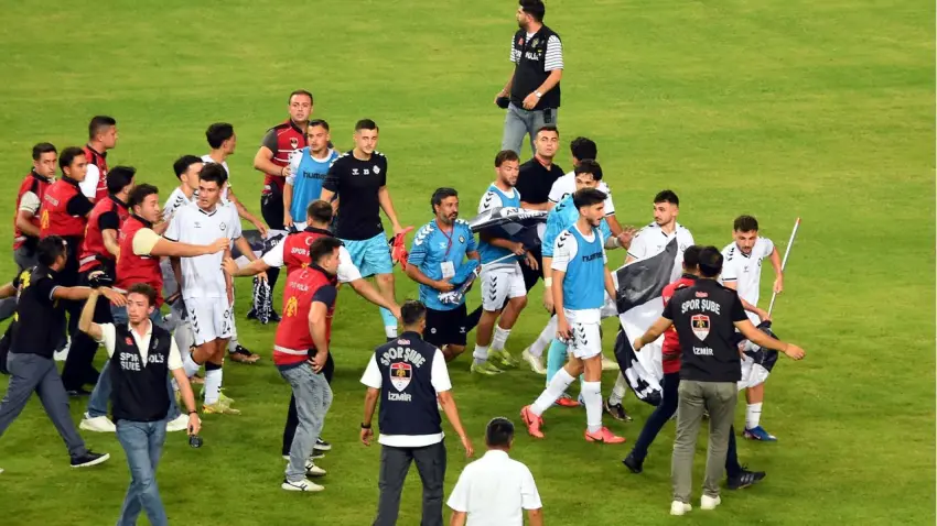 Derbi sonrası sahaya bayrak dikmişti! Altaylı futbolcuya ceza haberinin görseli