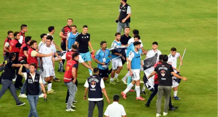 Derbi sonrası sahaya bayrak dikmişti! Altaylı futbolcuya ceza
