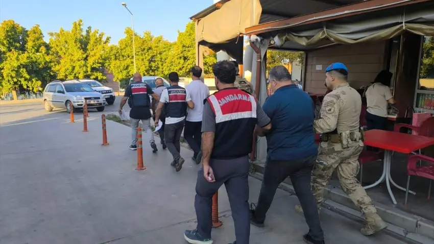 İzmir’de FETÖ operasyonu: 21 şüpheli gözaltına alındı haberinin görseli