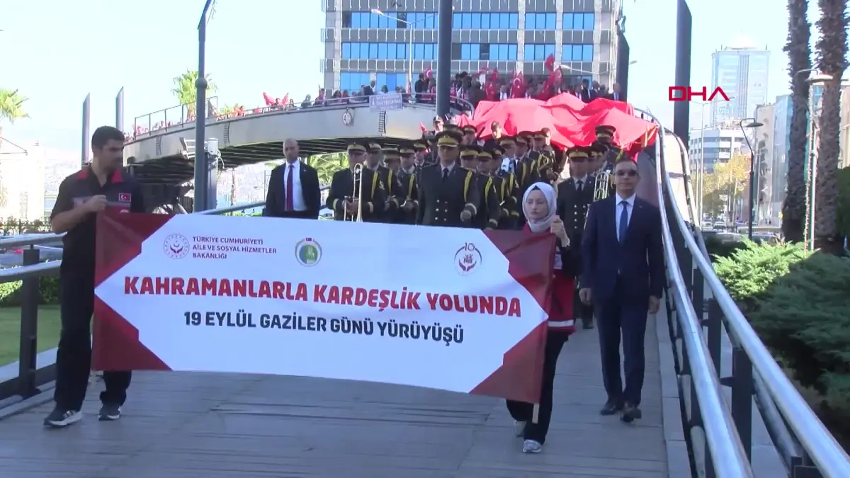İzmir’de Gaziler Günü kapsamında yürüyüş düzenlendi görseli