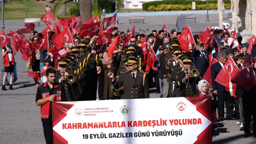 İzmir’de Gaziler Günü’ne özel “Kahramanlarla Kardeşlik Yolunda” yürüyüşü haberinin görseli