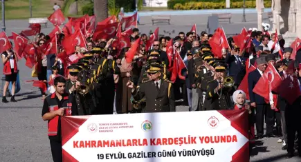 İzmir’de Gaziler Günü’ne özel “Kahramanlarla Kardeşlik Yolunda” yürüyüşü