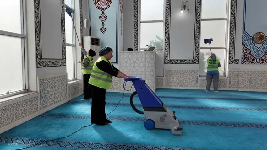 Menderes’te camilerde kapsamlı temizlik çalışması haberinin görseli