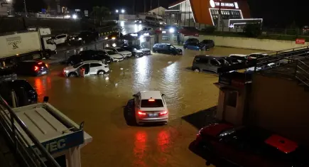 Trabzon’da sağanak hayatı felç etti: Yollar göle döndü, yeni yağış uyarısı geldi