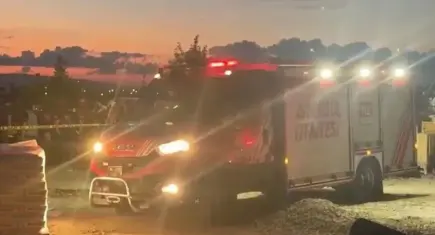 Büyükçekmece’de toprak kayması: 2 işçi göçük altında