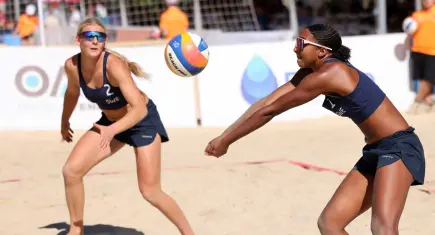 Foça’da U18 Avrupa Plaj Voleybolu Şampiyonası’nda heyecan sürüyor