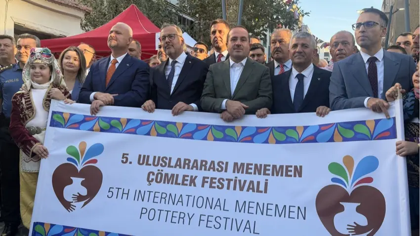 Menemen Çömlek Festivali kortej yürüyüşüyle başladı haberinin görseli