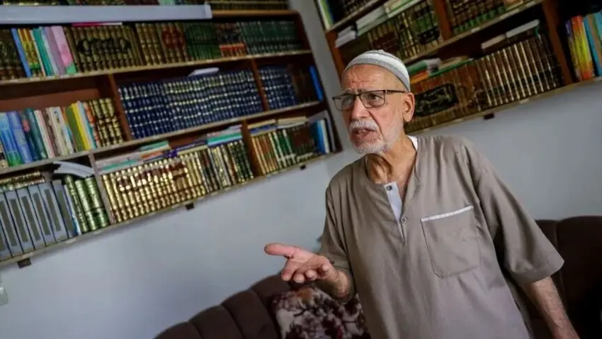 Rejim baskısından korudu, 15 yıl sonra duvarı yıkıp kavuştu! Suriyeli Ulvan'ın hazine kütüphanesi haberinin görseli