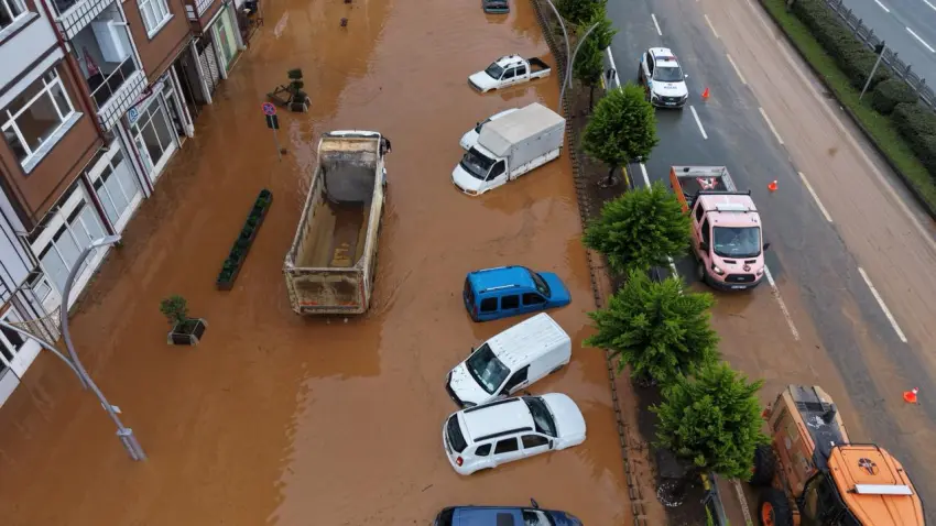 Rize’de geceyi sel aldı: Cadde ve yollar göle döndü haberinin görseli