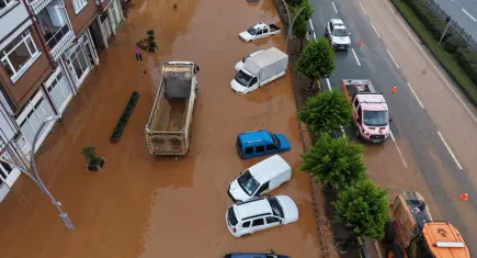 Rize’de geceyi sel aldı: Cadde ve yollar göle döndü