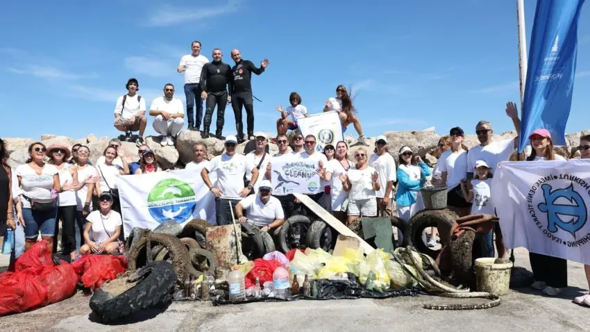 Çeşme’de temizlik seferberliği: Kıyılardan 1,5 ton atık toplandı haberinin görseli