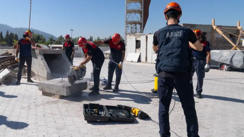 İzmir İtfaiyesi ağır arama kurtarmada kapasitesini güçlendiriyor