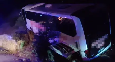 Manisa'da yolcu otobüsü yoldan çıktı: 18 yaralı