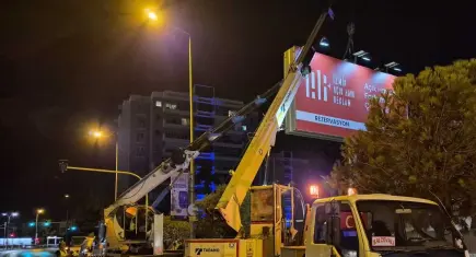 İzmir Büyükşehir Belediyesi’nden Karşıyaka’daki reklam üniteleri açıklaması