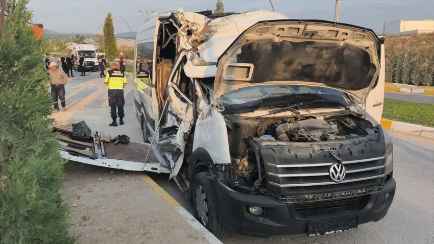 Kütahya’da işçi servisi ile çekici çarpıştı: 8 kişi yaralandı! haberinin görseli