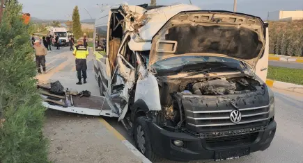 Kütahya’da işçi servisi ile çekici çarpıştı: 8 kişi yaralandı!