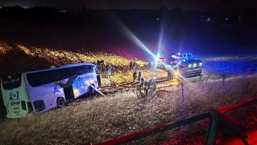 Amasya’da kaza: Yolcu otobüsü bariyerleri aşıp şarampole devrildi! 2’si ağır 24 yaralı haberinin görseli