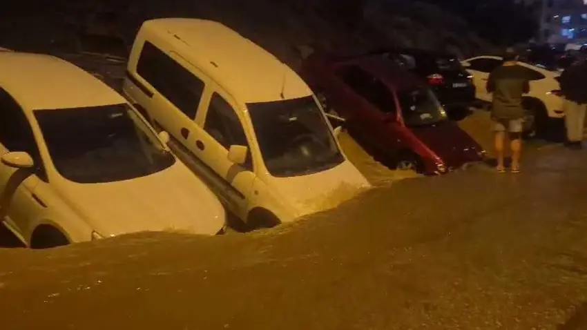 Ankara'da sağanak nedeniyle yol çöktü