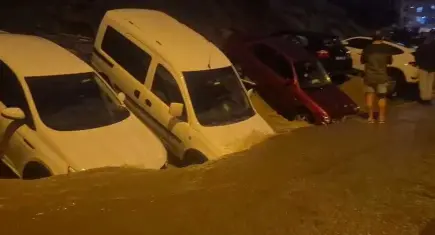 Ankara'da sağanak nedeniyle yol çöktü