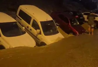 Ankara'da sağanak nedeniyle yol çöktü