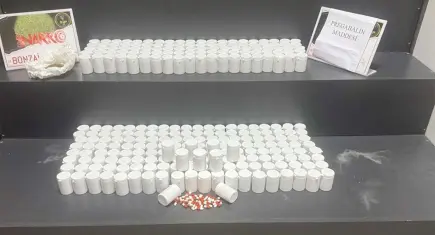 İzmir'de zehir tacirlerine geçit yok: Konak'ta 3 adrese baskın, 4 tutuklu