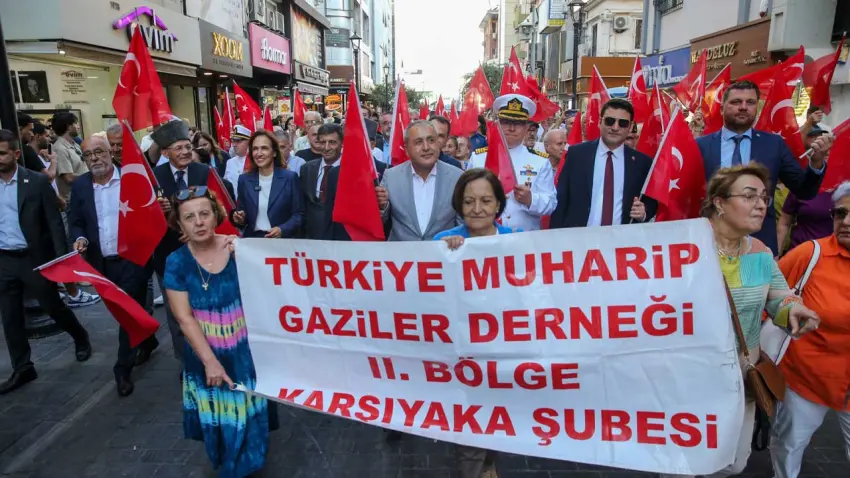 Karşıyaka’da gazilere saygı yürüyüşü düzenlendi haberinin görseli